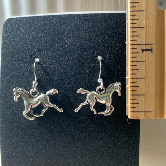 Horse design dangle earrings - Picture 4 of 4